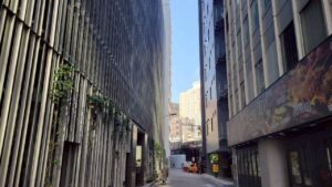 ハビットパーソナルジム銀座店への行き方②：高架線方向への案内