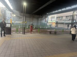 ハビットパーソナルジム緑ヶ丘店への行き方2：緑が丘駅 北口前・ファミリーマートの景色