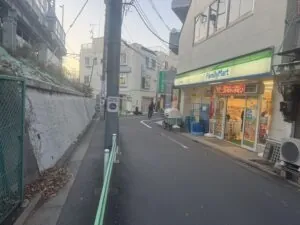 HABIT PERSONAL GYM 緑ヶ丘店への行き方3：駅前通りの歩道