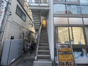 ハビットパーソナルジム緑ヶ丘店への行き方：ビル入口・階段の様子