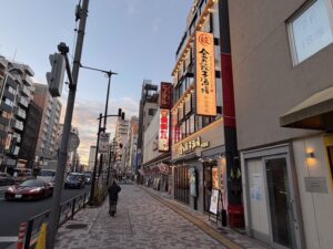 ハビットパーソナルジム中目黒店への行き方：【写真2：金の餃子酒場付近の歩道】