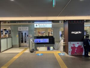 ハビットパーソナルジム代々木上原ANNEX店への行き方：【写真②：東口への案内】