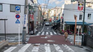 ハビットパーソナルジム代々木上原ANNEX店への行き方：【写真④：十字路・花屋付近】