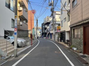 ハビットパーソナルジム代々木上原ANNEX店への行き方：【写真⑥：右折後の通り】